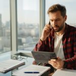 Mężczyzna przegląda cyfrowe zasoby w biurze w centrum miasta.